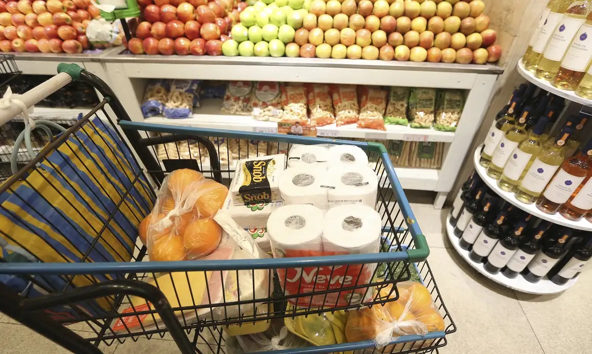 Economia | Prévia da inflação de abril fica em 0,43%, puxada pelos alimentos