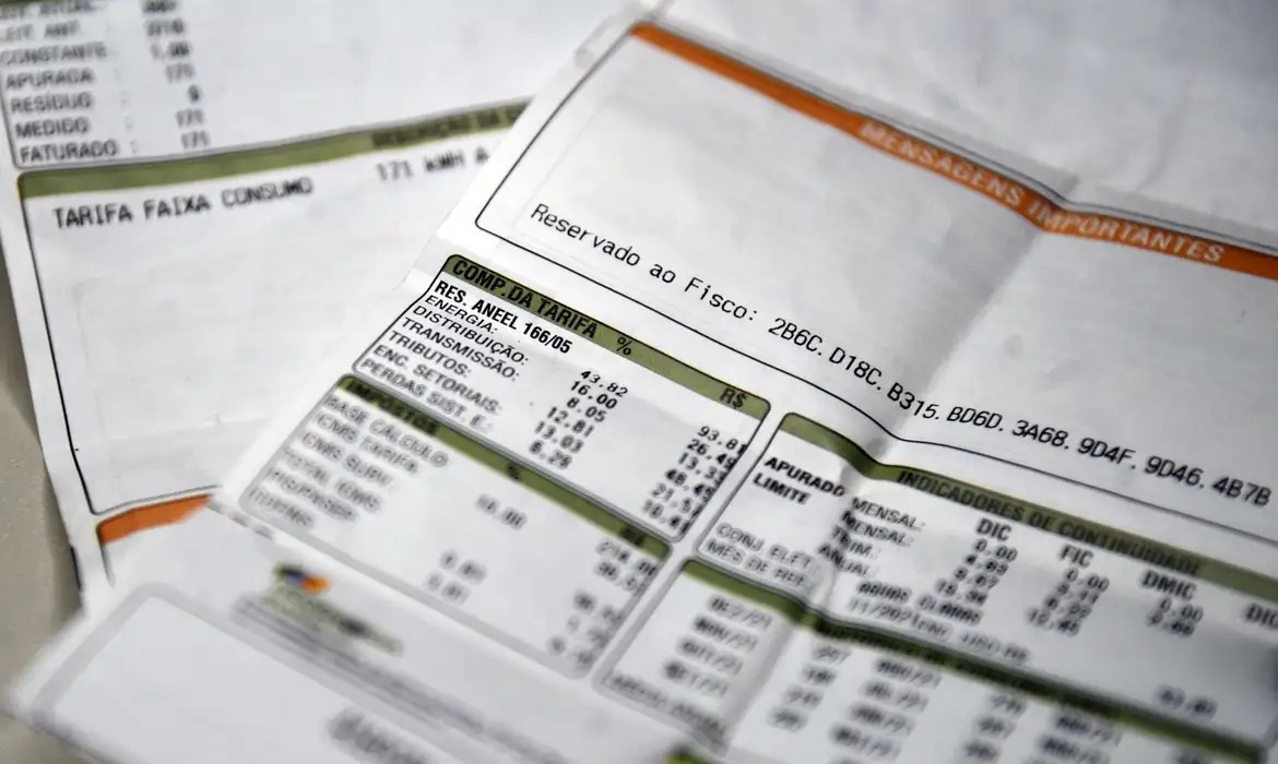 Economia | Aneel mantém bandeira vermelha 1 na conta de luz em novembro