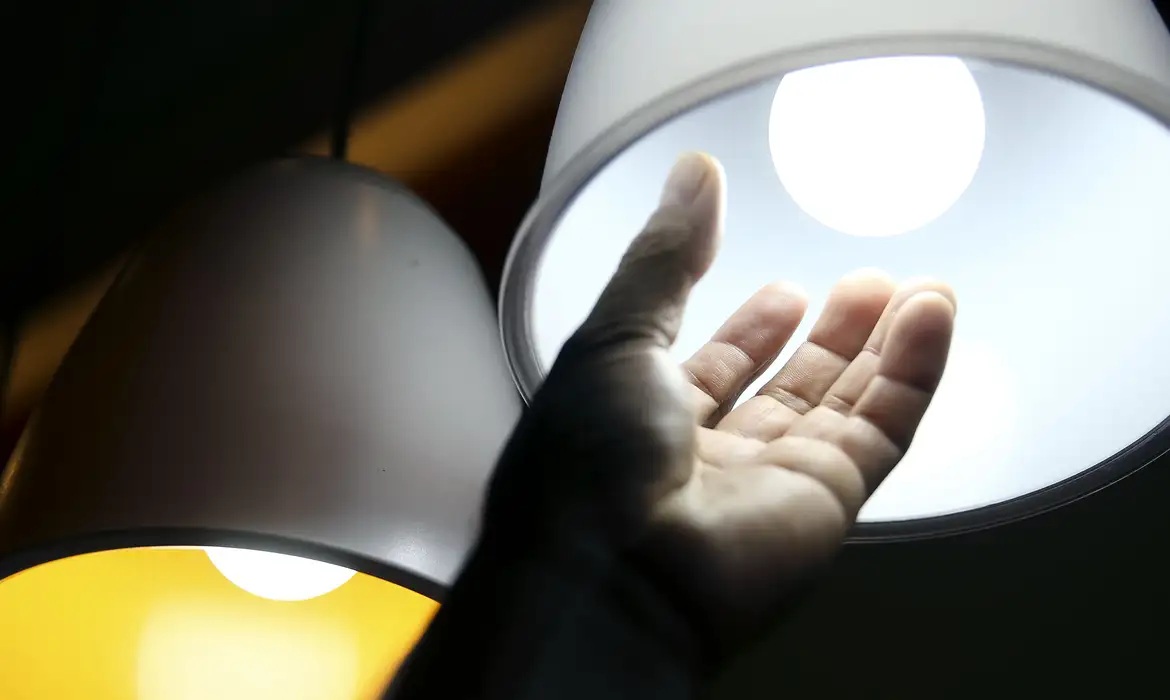 Economia | Conta de luz continuar&aacute; com acr&eacute;scimo da bandeira amarela em junho